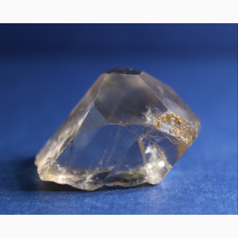 Фото 4. Топаз, цельный прозрачный кристалл