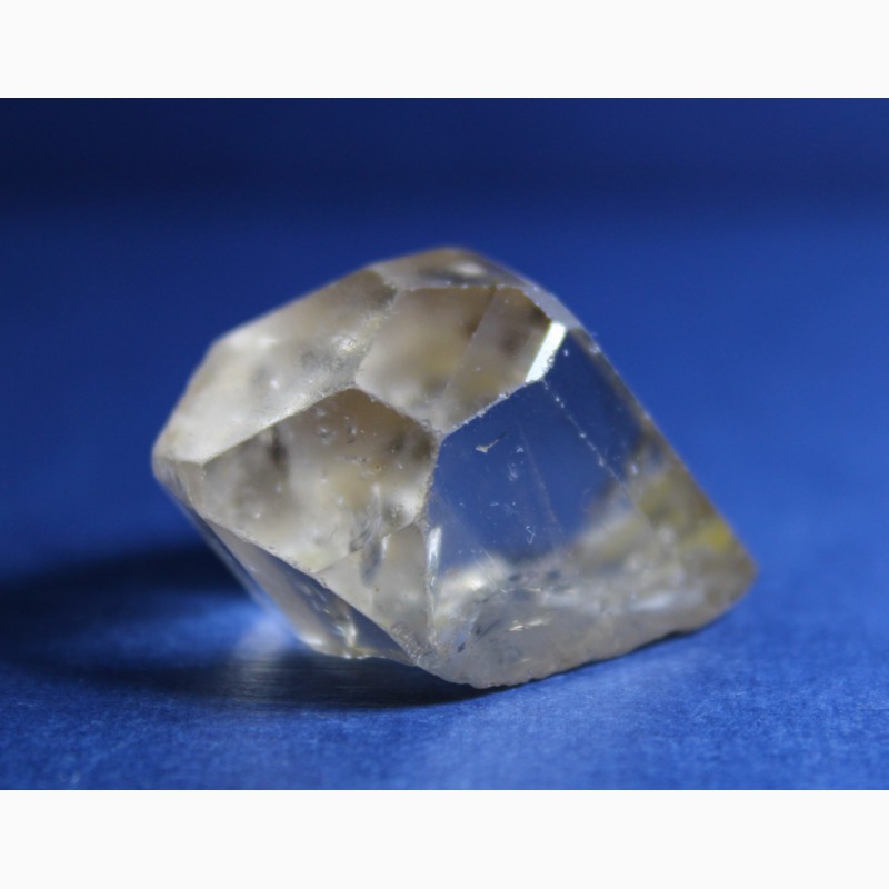 Фото 5. Топаз, цельный прозрачный кристалл