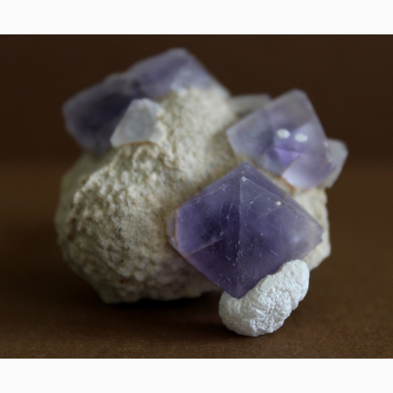 Фото 2. Фиолетовые октаэдрические кристаллы флюорита на кварцевой матрице