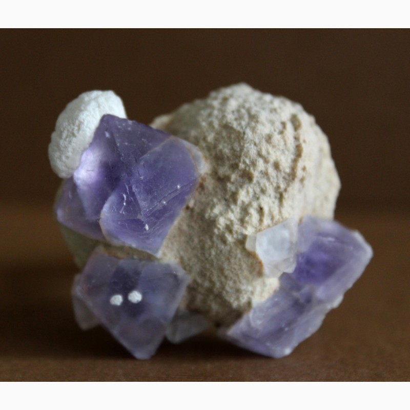 Фото 3. Фиолетовые октаэдрические кристаллы флюорита на кварцевой матрице