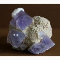 Фиолетовые октаэдрические кристаллы флюорита на кварцевой матрице