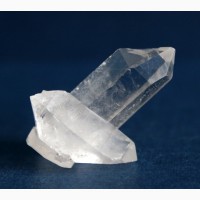 Сросток двухголовых кристаллов горного хрусталя