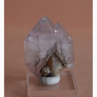 Сросток двух скипетровидных кристаллов аметистовидного кварца