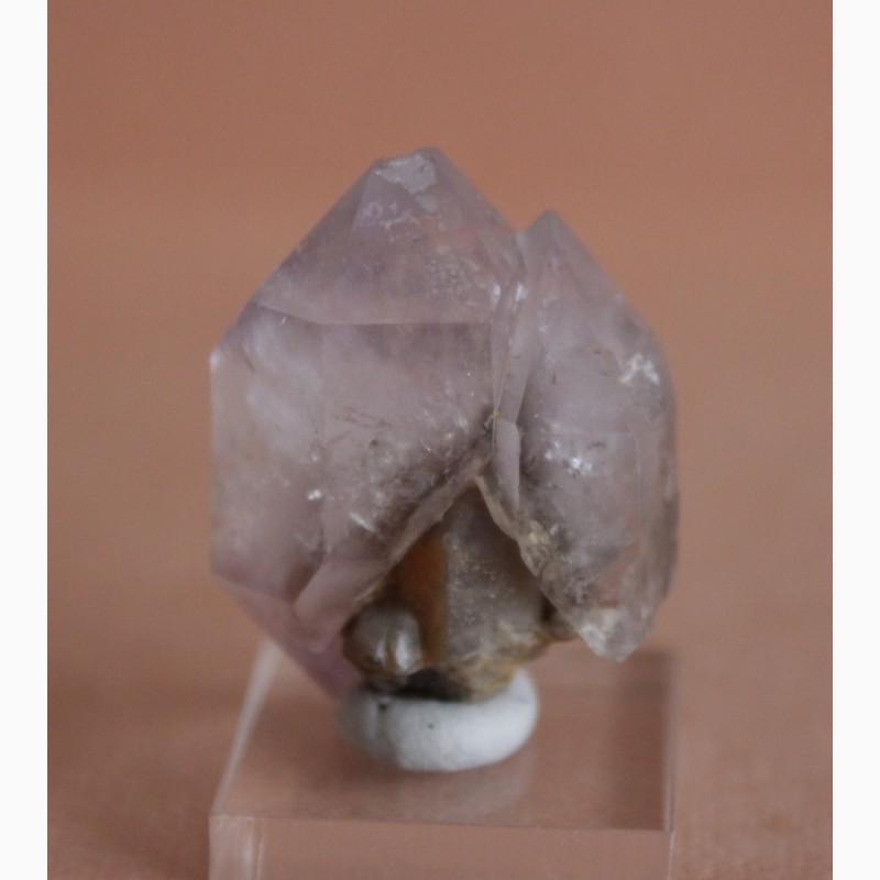 Фото 2. Сросток двух скипетровидных кристаллов аметистовидного кварца