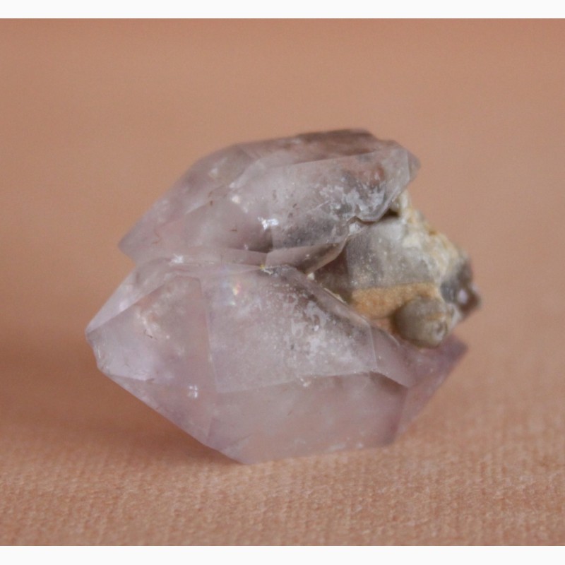 Фото 3. Сросток двух скипетровидных кристаллов аметистовидного кварца
