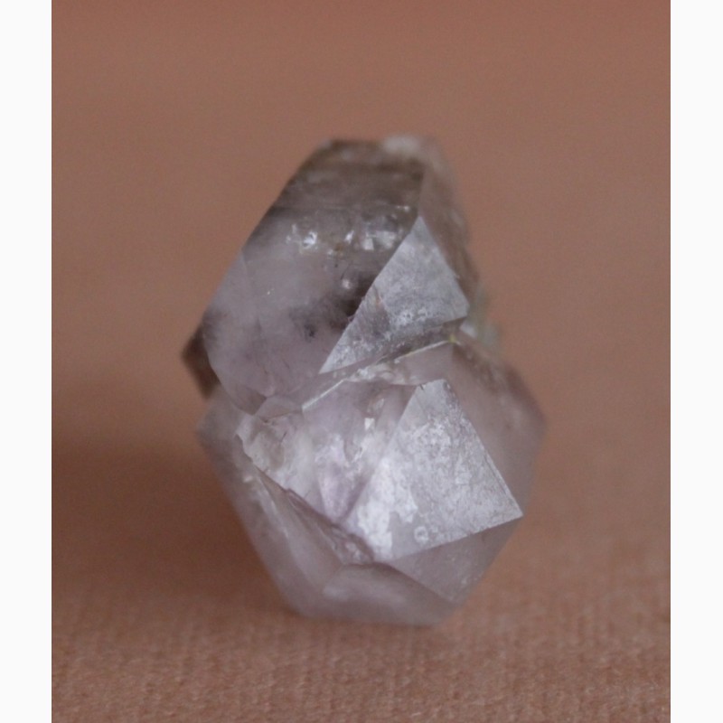 Фото 5. Сросток двух скипетровидных кристаллов аметистовидного кварца