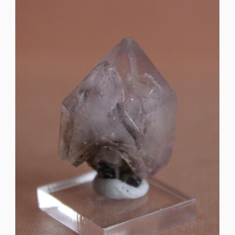 Фото 6. Сросток двух скипетровидных кристаллов аметистовидного кварца