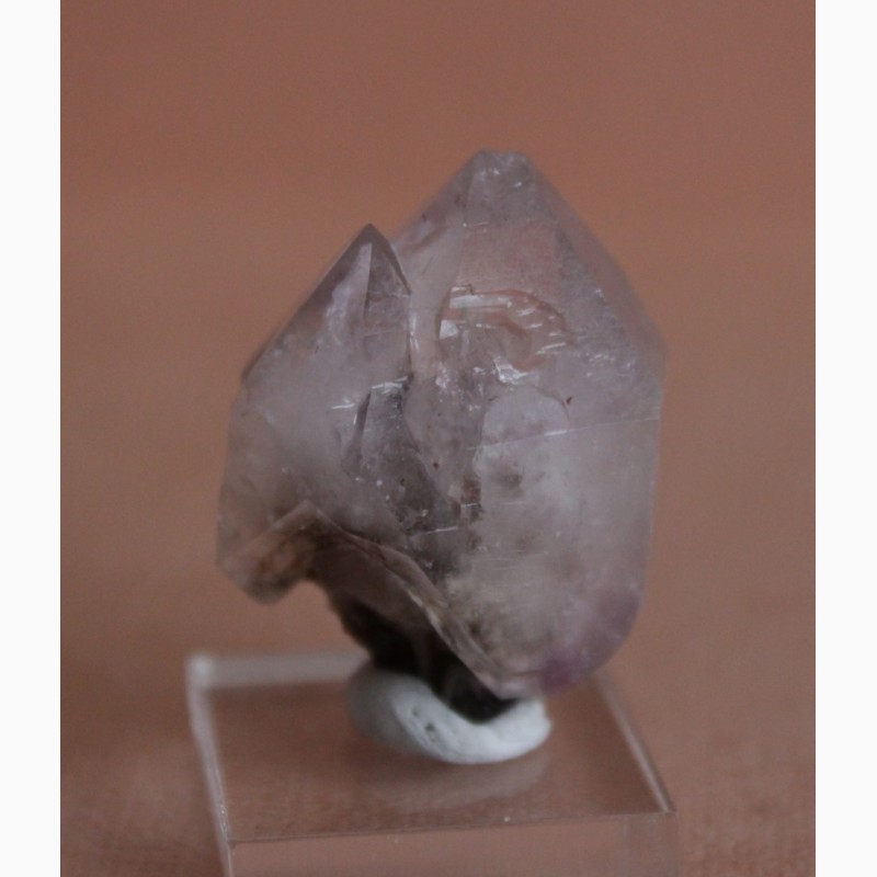 Фото 8. Сросток двух скипетровидных кристаллов аметистовидного кварца