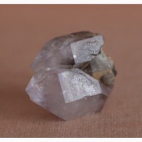 Сросток двух скипетровидных кристаллов аметистовидного кварца