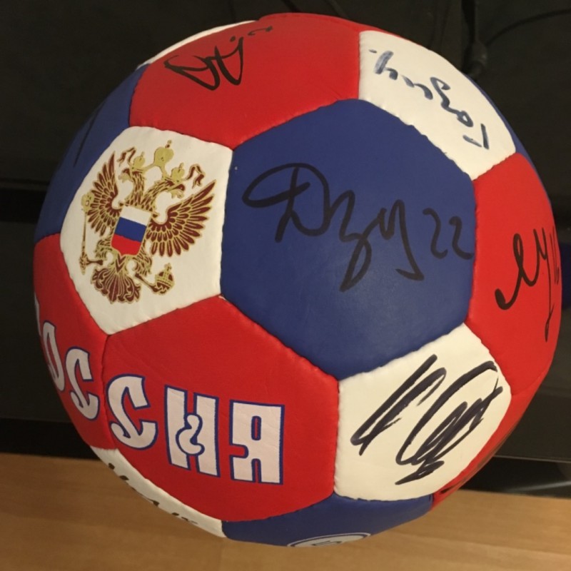 Фото 3. Продам мяч футбольный с автографами Сборной России