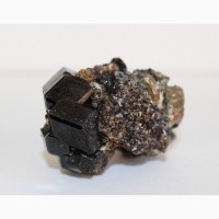 Андрадит (черный гранат), пирит, кальцит в породе