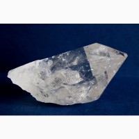 Абсолютно прозрачный кристалл кварца (горного хрусталя)