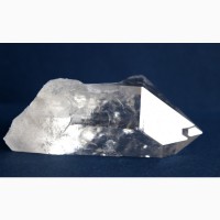 Абсолютно прозрачный кристалл кварца (горного хрусталя)