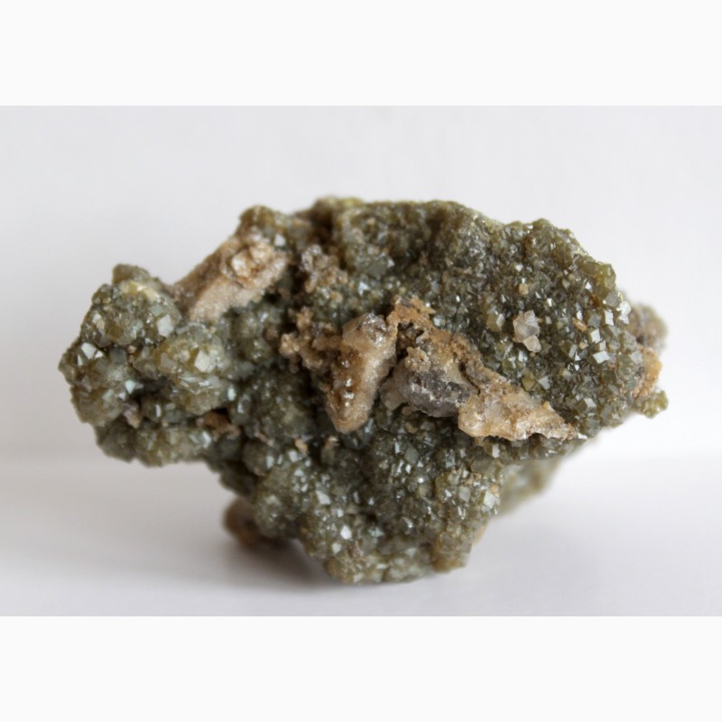 Фото 4. Зеленый андрадит, кварц, щетка кристаллов