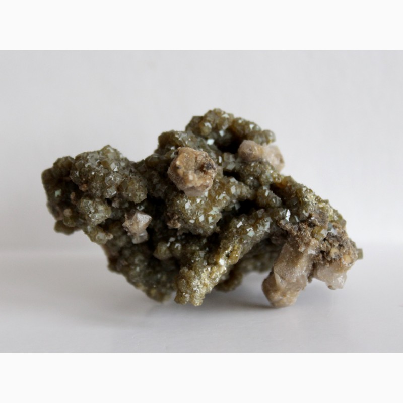 Фото 5. Зеленый андрадит, кварц, щетка кристаллов