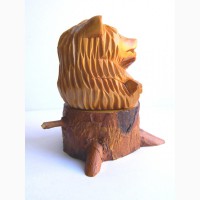 Миниатюрная скульптура из кедра Медведь на пне сосёт лапу