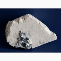 Крупный кристалл микроклина из пегматитовой жилы