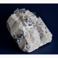 Крупный кристалл микроклина из пегматитовой жилы