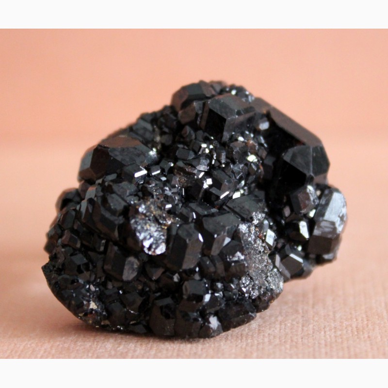 Фото 2. Андрадит (черный гранат), кристаллы на породе 2