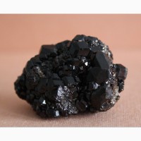 Андрадит (черный гранат), кристаллы на породе 2