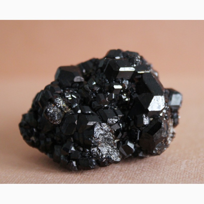 Фото 4. Андрадит (черный гранат), кристаллы на породе 2