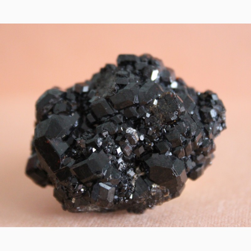 Фото 5. Андрадит (черный гранат), кристаллы на породе 2