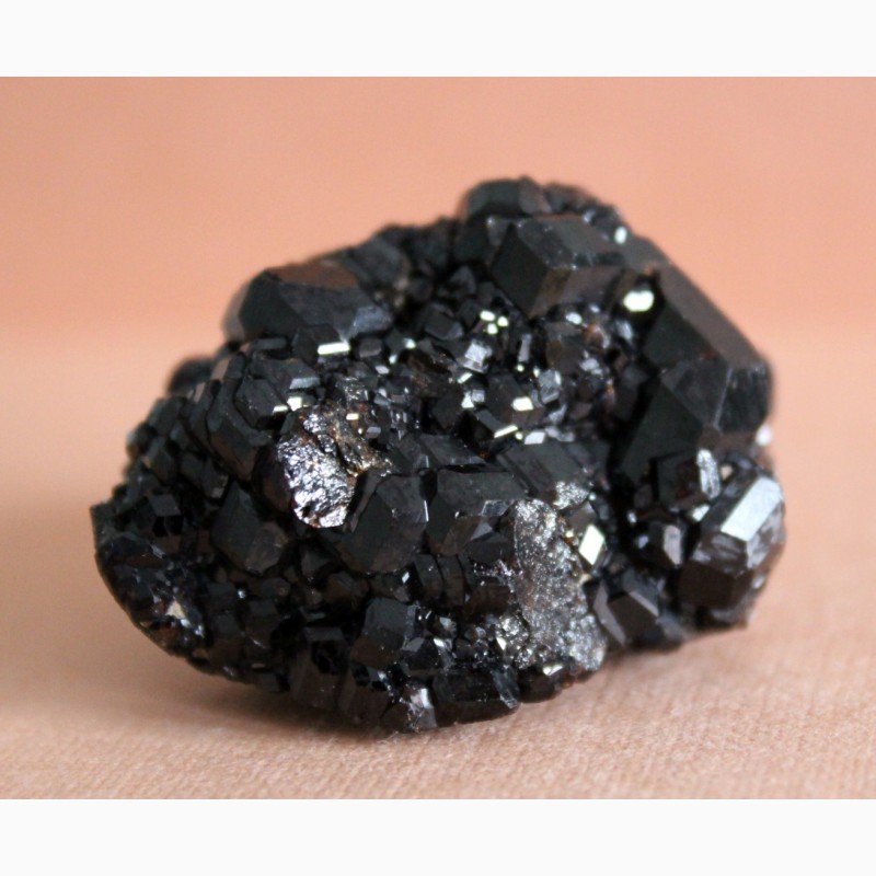 Фото 6. Андрадит (черный гранат), кристаллы на породе 2