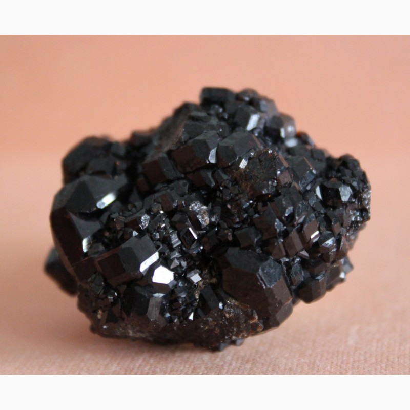 Фото 7. Андрадит (черный гранат), кристаллы на породе 2