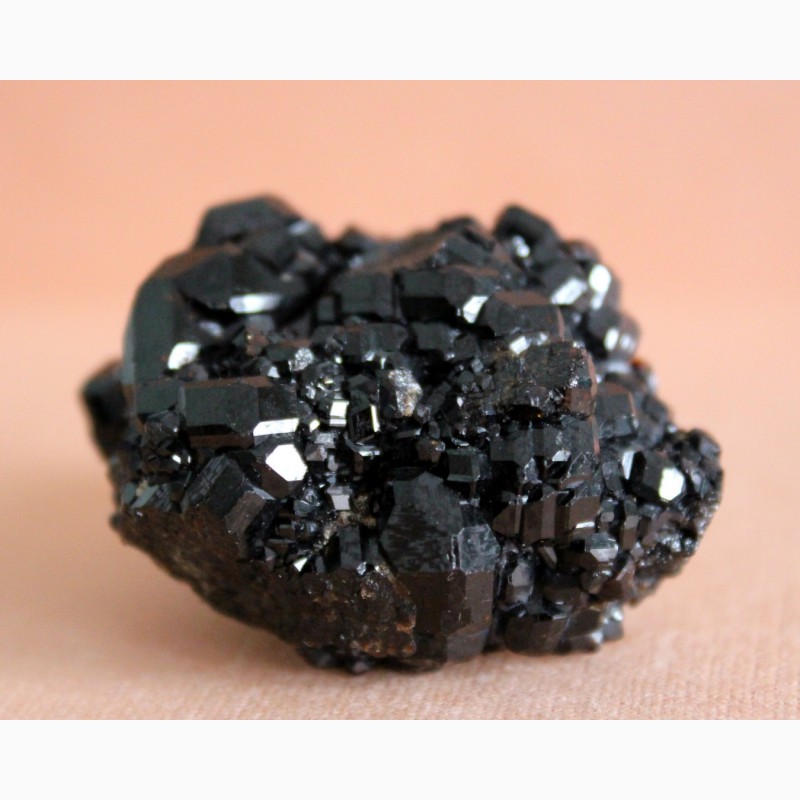 Фото 8. Андрадит (черный гранат), кристаллы на породе 2