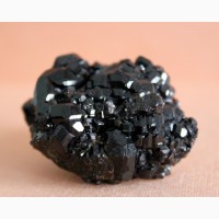 Андрадит (черный гранат), кристаллы на породе 2