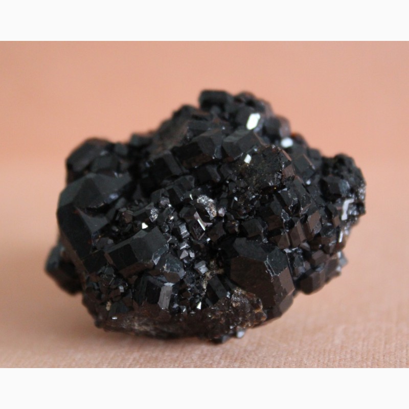 Фото 9. Андрадит (черный гранат), кристаллы на породе 2