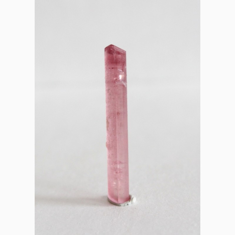 Фото 2. Турмалин розовый, двухголовый кристалл