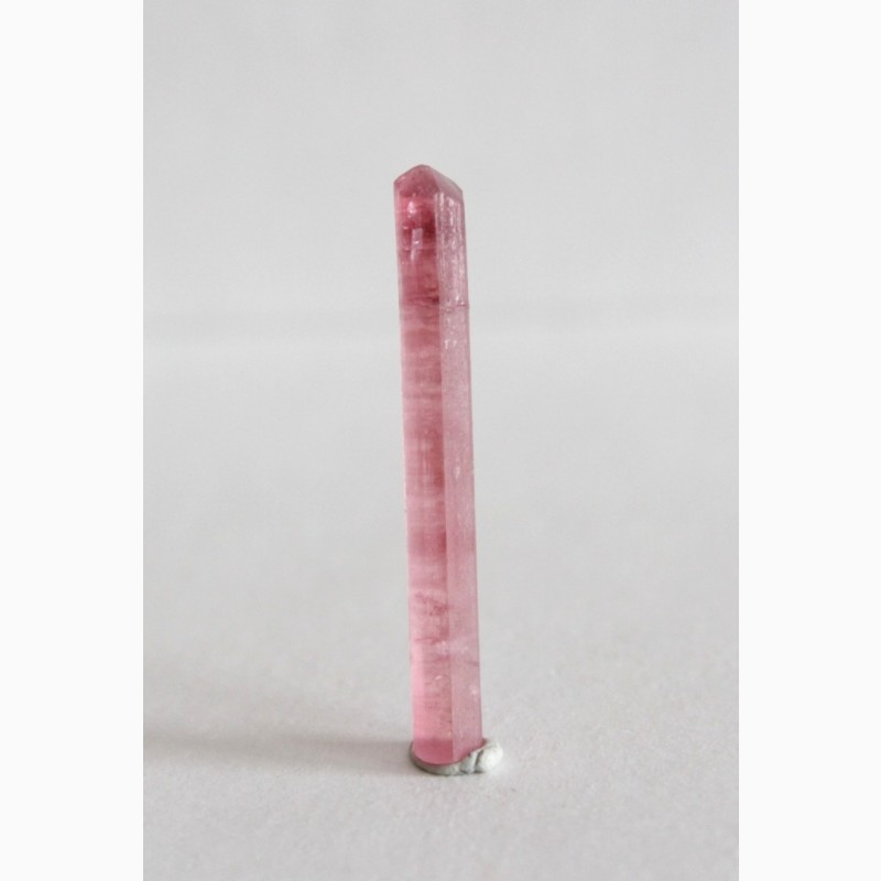 Фото 3. Турмалин розовый, двухголовый кристалл