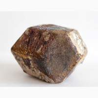 Альмандин, крупный хорошо сформированный кристалл