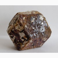 Альмандин, крупный хорошо сформированный кристалл