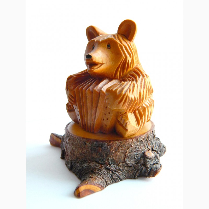 Миниатюрная скульптура из кедра Медведь на пне с гармошкой