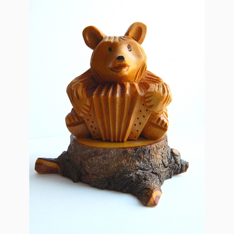 Фото 2. Миниатюрная скульптура из кедра Медведь на пне с гармошкой
