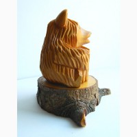 Миниатюрная скульптура из кедра Медведь на пне с гармошкой