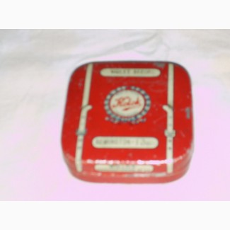 Английская жестяная коробочка размером 6, 5х6, 5 см красного цвета