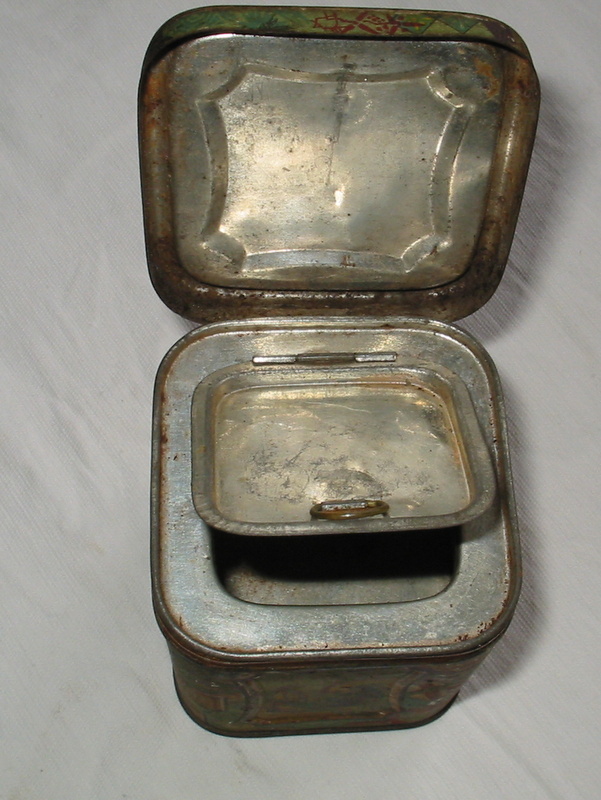 Фото 2. Дореволюционная железная коробочка из-под чая с двойной крышкой