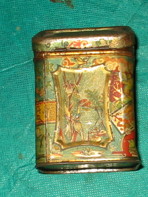 Фото 3. Дореволюционная железная коробочка из-под чая с двойной крышкой