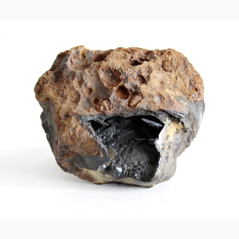 Фото 10. Кристаллы вивианита, псиломелан в полости ископаемой раковины в железной руде