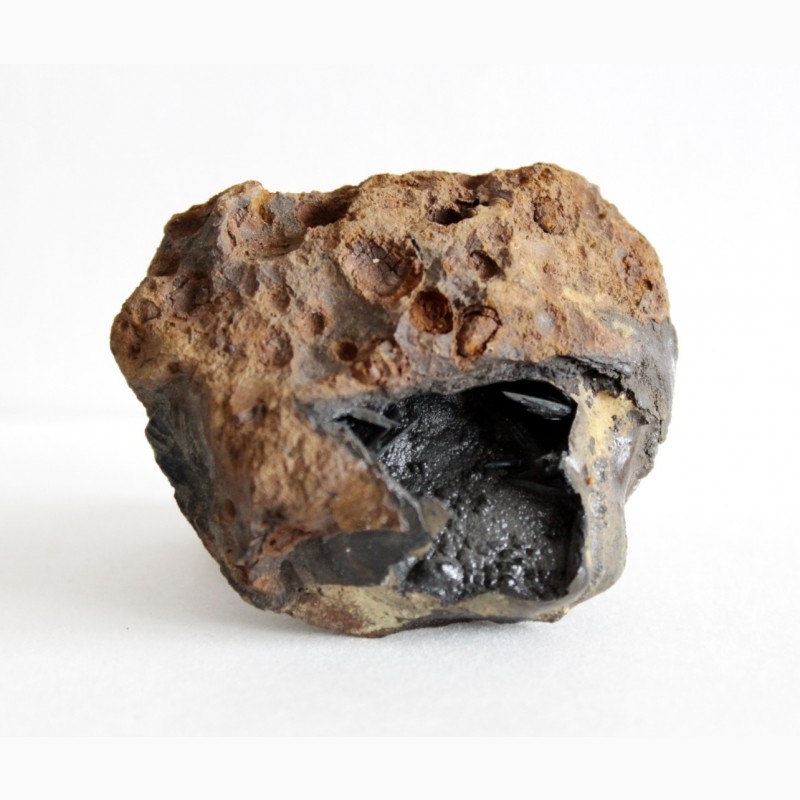 Фото 4. Кристаллы вивианита, псиломелан в полости ископаемой раковины в железной руде