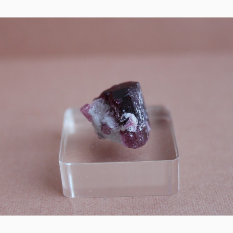 Фото 3. Турмалин розово-пурпурного цвета, цельный кристалл