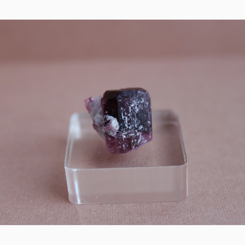 Фото 4. Турмалин розово-пурпурного цвета, цельный кристалл