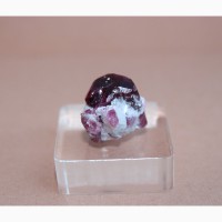 Турмалин розово-пурпурного цвета, цельный кристалл