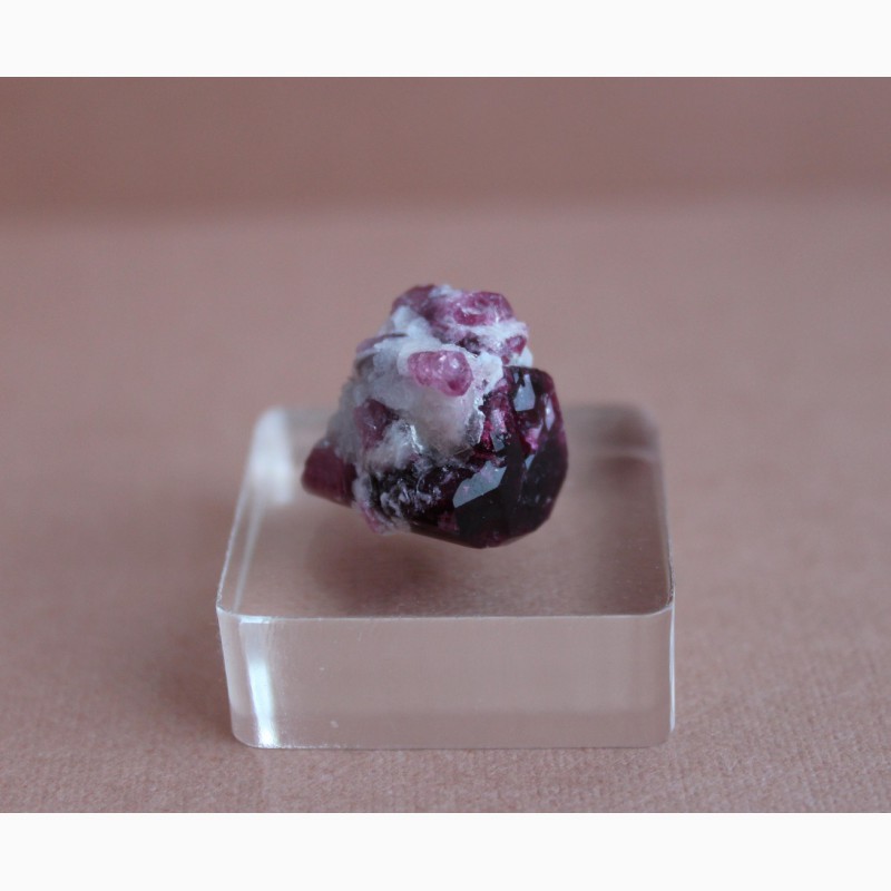 Фото 8. Турмалин розово-пурпурного цвета, цельный кристалл
