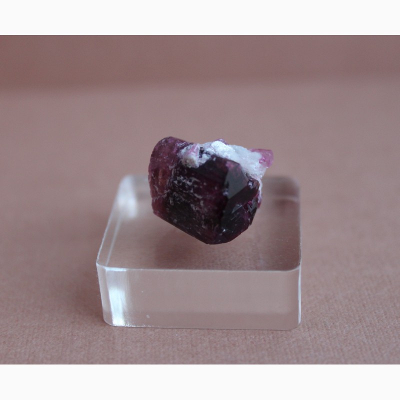 Фото 9. Турмалин розово-пурпурного цвета, цельный кристалл
