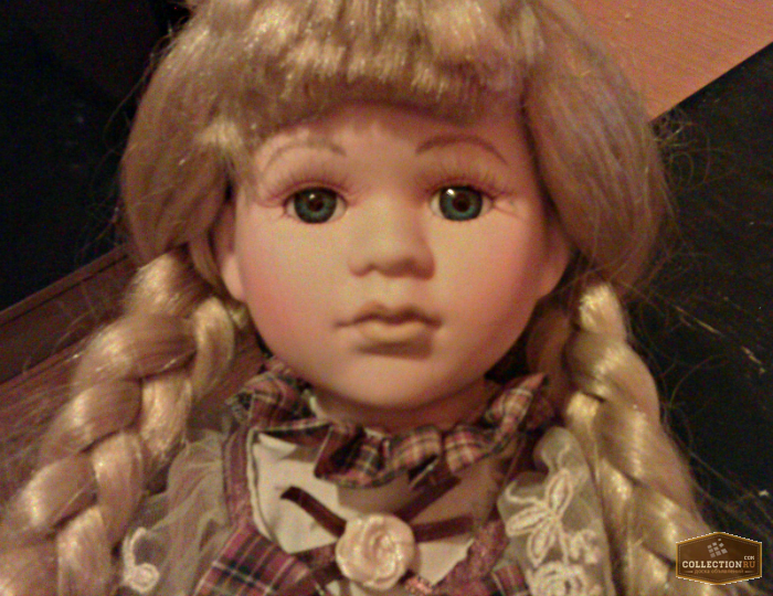Фото 2. Фарфоровая кукла на подставке - Leonardo Collection, Москва