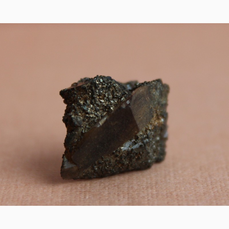 Фото 7. Сросток кристаллов титанита, анатаз (?) на хлоритовом сланце